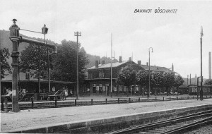 Der Bahnhof um 1930. Links das frühere Postgebäude.