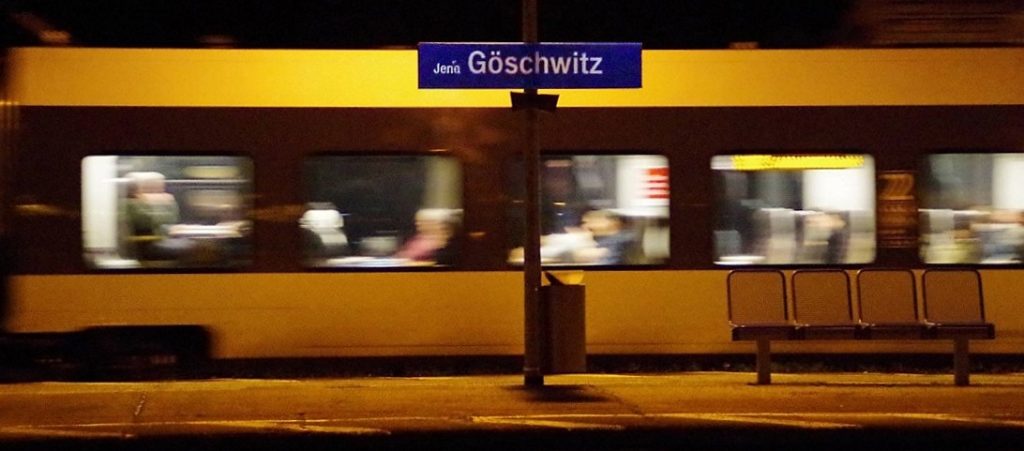 Bahnhof Jena-Göschwitz bei Nacht.