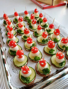 Platt55a Belegte Platten und Fingerfood vom Gleis 3/4.