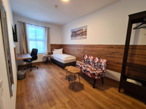 Ein Hotelzimmer im Bahnhofsgebäide am Gleis 3viertel in Jena-Göschwitz.